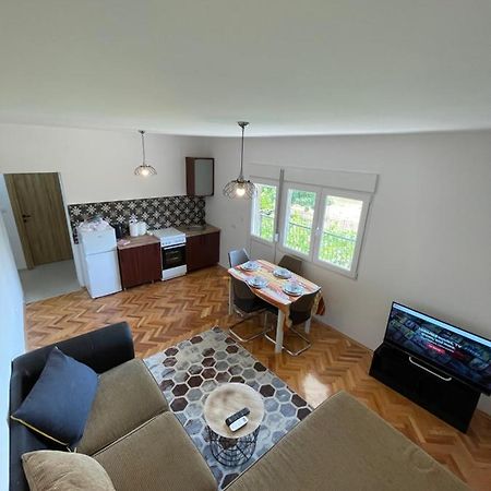 Entire 1-Bedroom Apartment With Free Parking بودغوريتْسا المظهر الخارجي الصورة