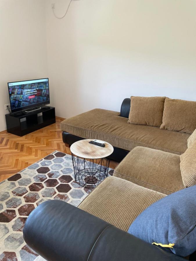 Entire 1-Bedroom Apartment With Free Parking بودغوريتْسا المظهر الخارجي الصورة