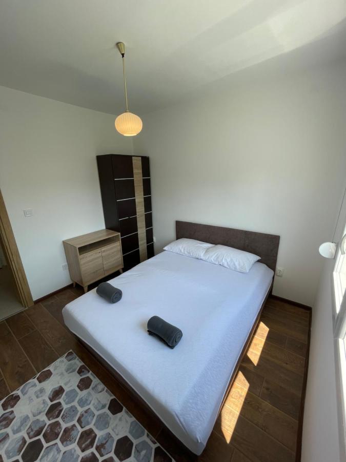 Entire 1-Bedroom Apartment With Free Parking بودغوريتْسا المظهر الخارجي الصورة