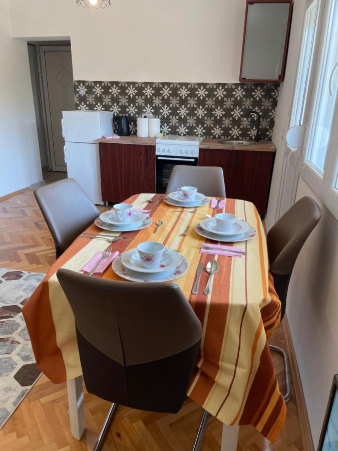 Entire 1-Bedroom Apartment With Free Parking بودغوريتْسا المظهر الخارجي الصورة
