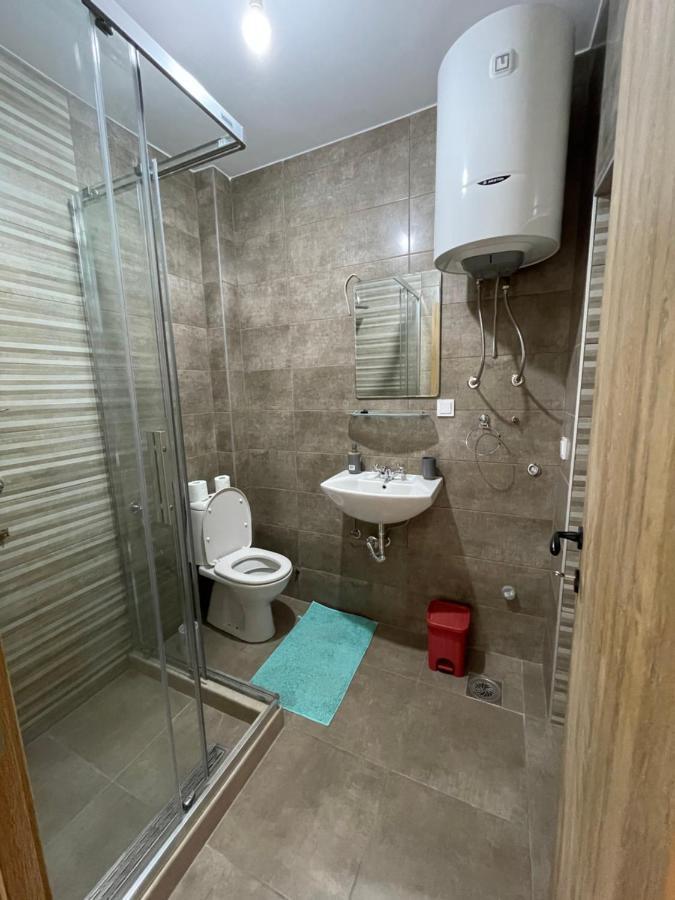Entire 1-Bedroom Apartment With Free Parking بودغوريتْسا المظهر الخارجي الصورة