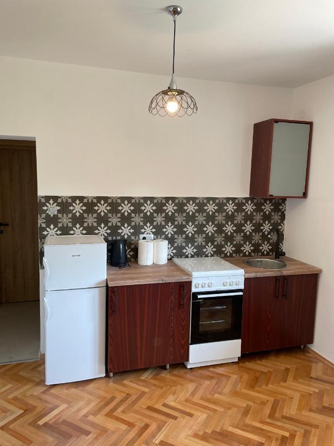 Entire 1-Bedroom Apartment With Free Parking بودغوريتْسا المظهر الخارجي الصورة